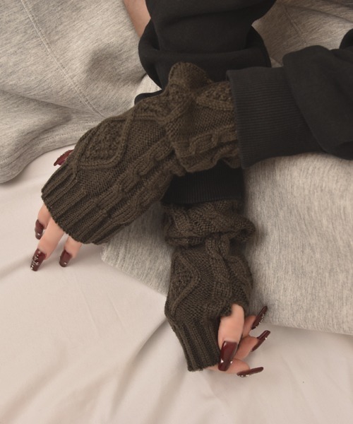 VIBGYOR Women（ヴィブジョー　ウィメン）の「【float】ケーブルニット デザイン アームカバー/アームウォーマー【6色展開】（アームカバー・レディース・チャコール/ホワイト/ブラウン/ワインレッド/ブラック/グレー・FREE）」の14枚目の写真