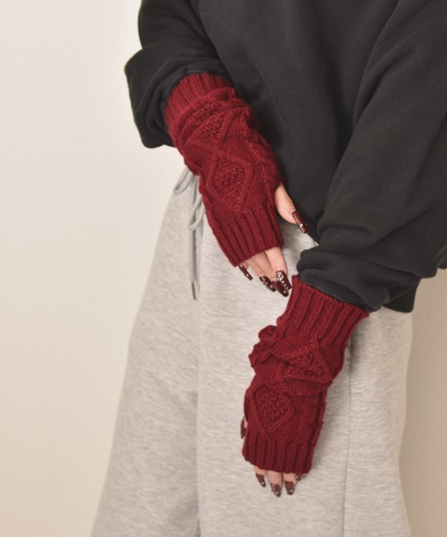 VIBGYOR Women（ヴィブジョー　ウィメン）の「【float】ケーブルニット デザイン アームカバー/アームウォーマー【6色展開】（アームカバー・レディース・チャコール/ホワイト/ブラウン/ワインレッド/ブラック/グレー・FREE）」の18枚目の写真
