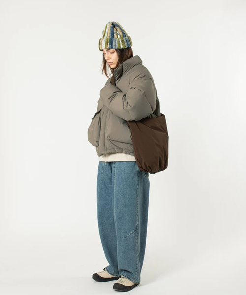 WISM(ウィズム)の「Estudio Niksen / エストゥディオ・ニクセン Raglan Puffer Jacket(ダウンジャケット/コート・メンズ・ベージュ/ブラック・1/2)」の13枚目の写真