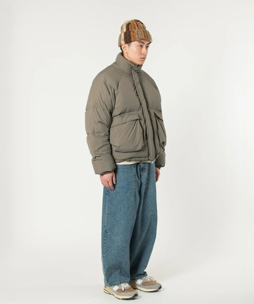 WISM(ウィズム)の「Estudio Niksen / エストゥディオ・ニクセン Raglan Puffer Jacket(ダウンジャケット/コート・メンズ・ベージュ/ブラック・1/2)」の16枚目の写真