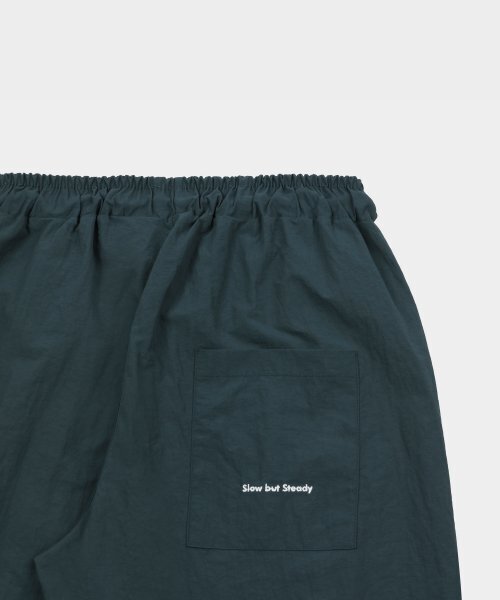 SLOW RECORD HOUSE(スローレコードハウス)の「ナイロンワンタックパンツ_ターコイズ(スウェットパンツ・レディース・その他・SMALL/MEDIUM/LARGE)」の4枚目の写真
