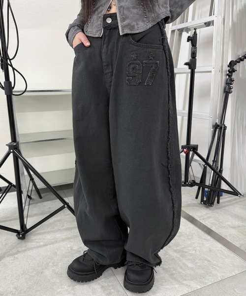 Figments(フィグメンツ)の「ナンバーパッチカーブワイドパンツ(その他パンツ・レディース・チャコールグレー/アイボリー・SMALL/MEDIUM)」の1枚目の写真
