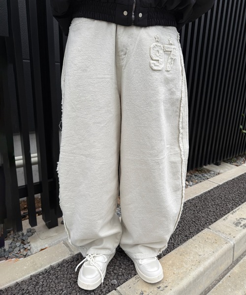 Figments(フィグメンツ)の「ナンバーパッチカーブワイドパンツ(その他パンツ・レディース・チャコールグレー/アイボリー・SMALL/MEDIUM)」の2枚目の写真