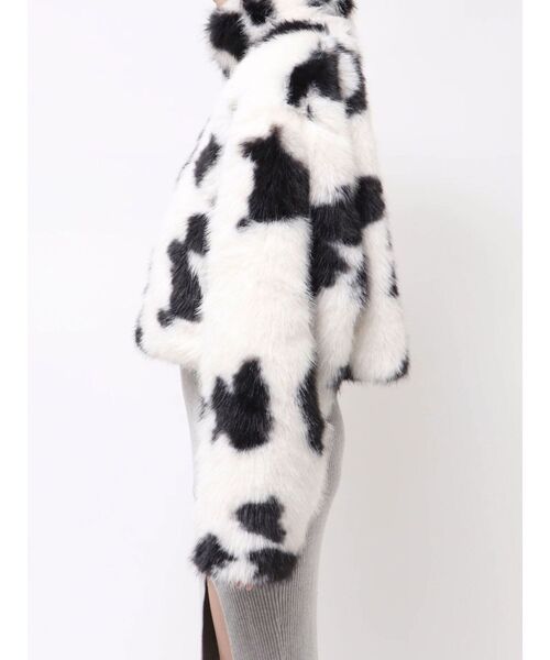 GYDA(ジェイダ)の「【WEB限定】COW PATTERN フェイクファーコート(ブルゾン・レディース・ブラック/ブラウン・FREE)」の16枚目の写真