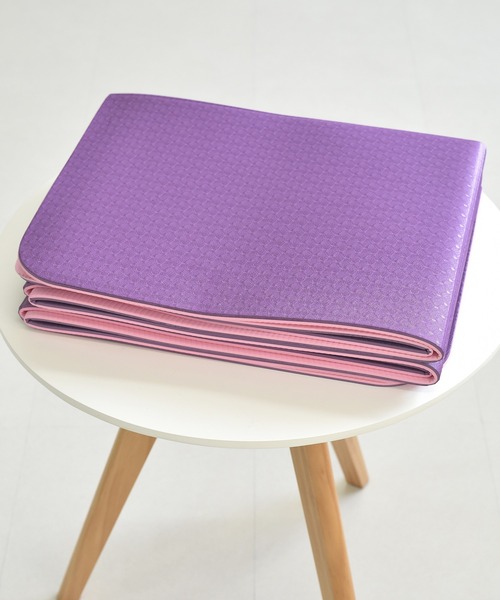 DAY CLOSET(デイ クローゼット)の「【大判サイズ183cm×61cm/厚手6mm/ズレ防止エンボス加工】折りたためる 軽量 ポータブル フィットネス ヨガマット(スポーツグッズ・メンズ・ライラック/グレー×ピンク/ブルー系その他/ブラック×グレー/バイオレット/ピンク系その他/パープル系その他・ONE SIZE)」の5枚目の写真