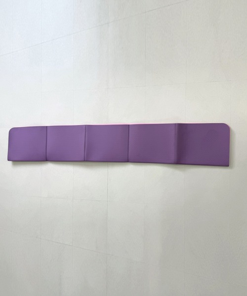 DAY CLOSET(デイ クローゼット)の「【大判サイズ183cm×61cm/厚手6mm/ズレ防止エンボス加工】折りたためる 軽量 ポータブル フィットネス ヨガマット(スポーツグッズ・メンズ・ライラック/グレー×ピンク/ブルー系その他/ブラック×グレー/バイオレット/ピンク系その他/パープル系その他・ONE SIZE)」の22枚目の写真