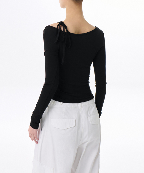 MUSINSA STANDARD WOMAN（ムシンサスタンダードウーマン）の「ウィメンズ テンセル スリム カットアウト ストリング 長袖Tシャツ [ブラック]（Tシャツ/カットソー・レディース・その他・X-SMALL/SMALL/MEDIUM/LARGE）」の2枚目の写真