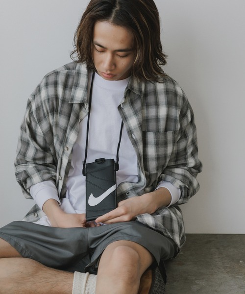 NIKE(ナイキ)の「NIKE/ナイキ プレミアム フォーンクロスボディー ショルダーポーチ 秋 秋服 2026年秋冬(ショルダーバッグ・メンズ・ブラック・FREE)」の1枚目の写真