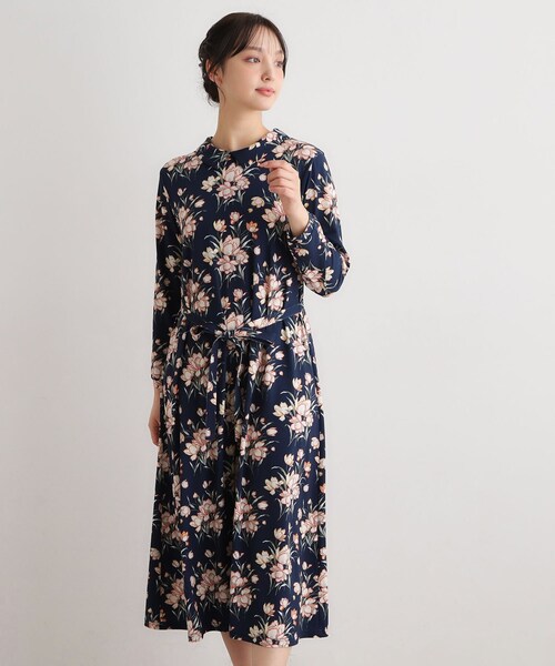 LAURA ASHLEY(ローラアシュレイ)の「【洗える/ジャージ素材/同柄アイテムあり】サトクリフ チューリップス柄ワンピース(ワンピース・レディース・グリーン系1/ネイビー系/ブルー系その他2・40/38)」の1枚目の写真