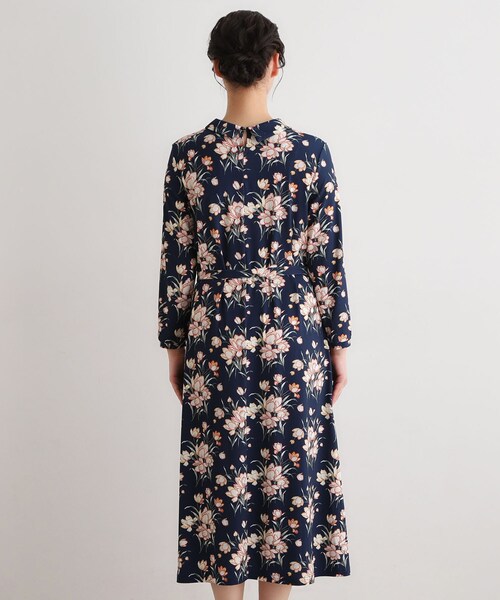 LAURA ASHLEY(ローラアシュレイ)の「【洗える/ジャージ素材/同柄アイテムあり】サトクリフ チューリップス柄ワンピース(ワンピース・レディース・グリーン系1/ネイビー系/ブルー系その他2・40/38)」の14枚目の写真