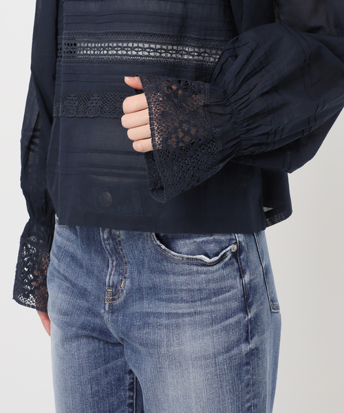 Spick & Span(スピックアンドスパン)の「ne Quittez pas / ヌキテパ 別注Pintuck & Lace Blouse*(シャツ/ブラウス・レディース・ホワイト/ネイビー・FREE)」の4枚目の写真