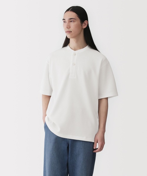 無印良品(ムジルシリョウヒン)の「紳士 UVカット乾きやすいワッフルヘンリーネック半袖Tシャツ(Tシャツ/カットソー・メンズ・ブラック/スモーキーグリーン系/オフホワイト/チャコールグレー・S/M/L/XL)」の1枚目の写真