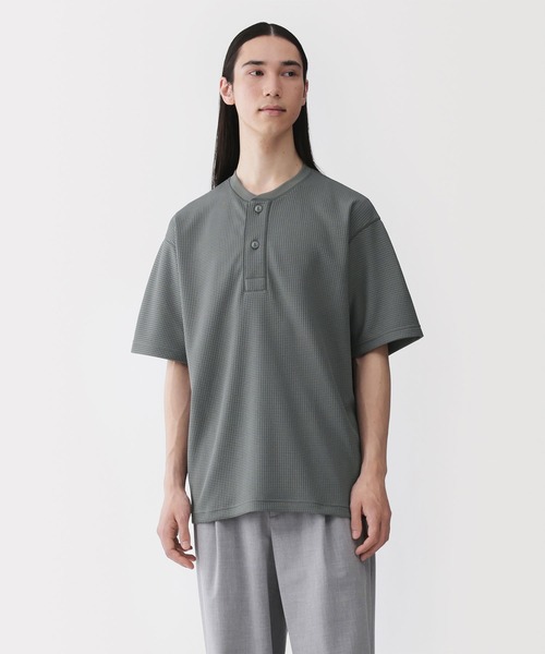 無印良品(ムジルシリョウヒン)の「紳士 UVカット乾きやすいワッフルヘンリーネック半袖Tシャツ(Tシャツ/カットソー・メンズ・ブラック/スモーキーグリーン系/オフホワイト/チャコールグレー・S/M/L/XL)」の3枚目の写真
