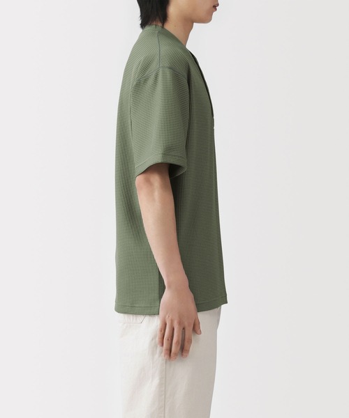 無印良品(ムジルシリョウヒン)の「紳士 UVカット乾きやすいワッフルヘンリーネック半袖Tシャツ(Tシャツ/カットソー・メンズ・ブラック/スモーキーグリーン系/オフホワイト/チャコールグレー・S/M/L/XL)」の16枚目の写真