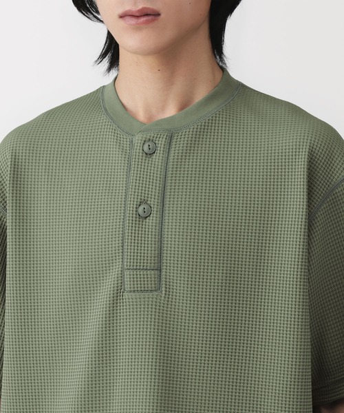 無印良品(ムジルシリョウヒン)の「紳士 UVカット乾きやすいワッフルヘンリーネック半袖Tシャツ(Tシャツ/カットソー・メンズ・ブラック/スモーキーグリーン系/オフホワイト/チャコールグレー・S/M/L/XL)」の18枚目の写真