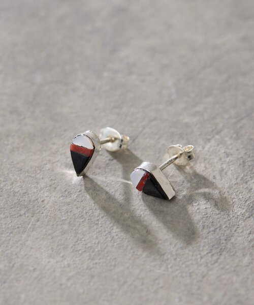 ear PAPILLONNER(イアパピヨネ)の「《スターリングシルバー使用》インレイピアス(ピアス(両耳用)・レディース・ホワイト/ブルー系その他・FREE)」の3枚目の写真