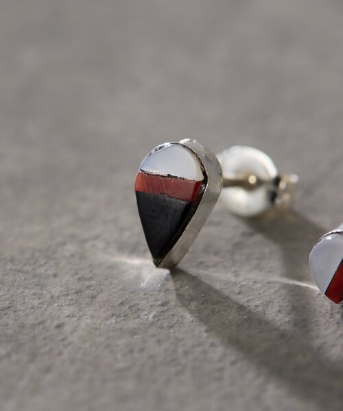 ear PAPILLONNER(イアパピヨネ)の「《スターリングシルバー使用》インレイピアス(ピアス(両耳用)・レディース・ホワイト/ブルー系その他・FREE)」の4枚目の写真
