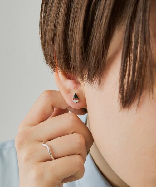 ear PAPILLONNER(イアパピヨネ)の「《スターリングシルバー使用》インレイピアス(ピアス(両耳用)・レディース・ホワイト/ブルー系その他・FREE)」の6枚目の写真