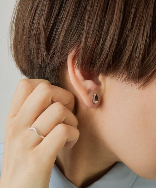 ear PAPILLONNER(イアパピヨネ)の「《スターリングシルバー使用》インレイピアス(ピアス(両耳用)・レディース・ホワイト/ブルー系その他・FREE)」の8枚目の写真