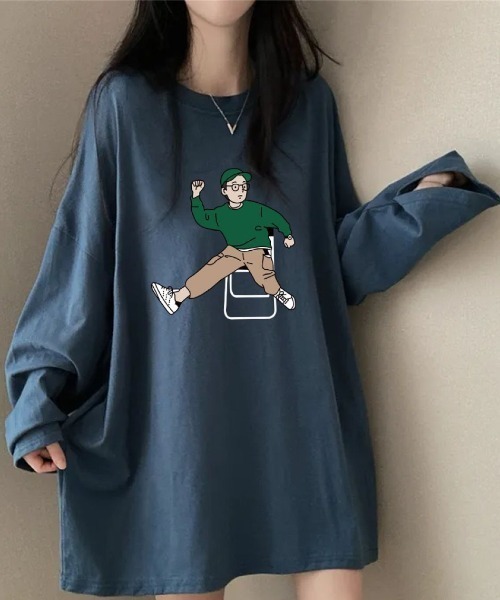 Lips(リップス)の「ゆるっと可愛いオーバーサイズ!男の子プリントが映えるルーズフィットカットソー(Tシャツ/カットソー・レディース・ネイビー/ライトグレー/ホワイト/ブラック・FREE)」の4枚目の写真