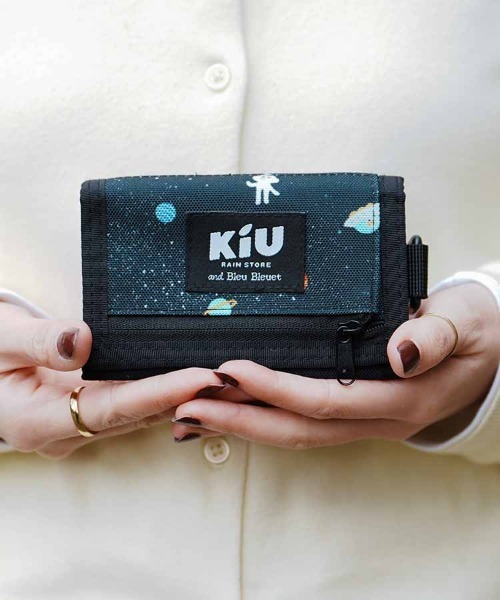 KiU(キウ)の「【KiU and BleuBleuet】KiUウォーターリペレントウォレットタイプA(財布・レディース・ブルー/ブラック/ネイビー/ブラック系その他・FREE)」の2枚目の写真