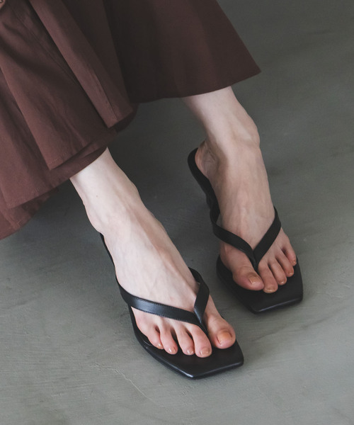 Tony Bianco（トニービアンコ）の「TONY BIANCO/トニービアンコ トングヒールサンダル（サンダル・レディース・ブラック・24.5cm/24cm/23.5cm/23cm）」の2枚目の写真