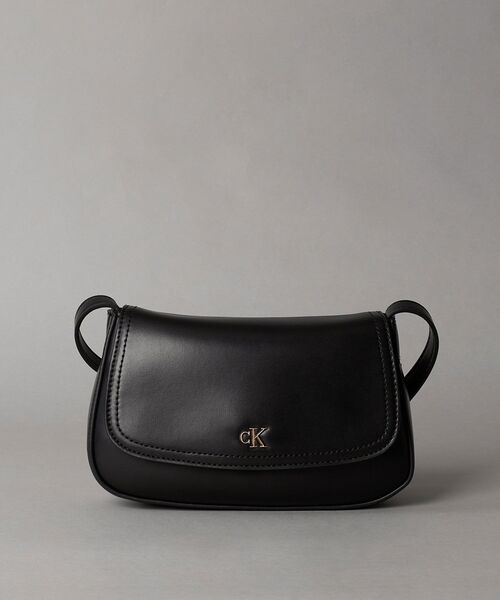 Calvin Klein（カルバン・クライン）の「クロスボディバッグ - CKフラップカメラバッグ（ボディバッグ/ウエストポーチ・レディース・ピンク/ブラック・FREE）」の2枚目の写真