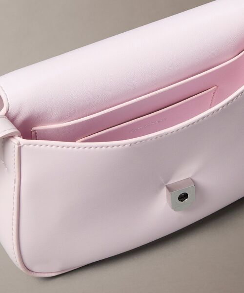 Calvin Klein（カルバン・クライン）の「クロスボディバッグ - CKフラップカメラバッグ（ボディバッグ/ウエストポーチ・レディース・ピンク/ブラック・FREE）」の3枚目の写真
