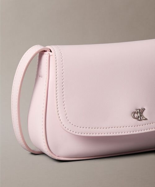 Calvin Klein（カルバン・クライン）の「クロスボディバッグ - CKフラップカメラバッグ（ボディバッグ/ウエストポーチ・レディース・ピンク/ブラック・FREE）」の4枚目の写真