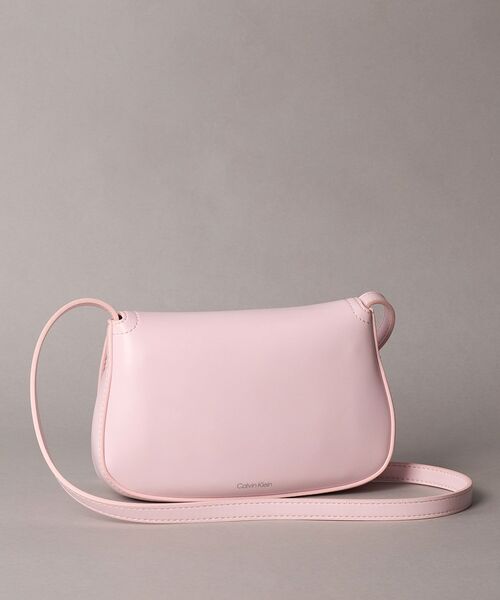 Calvin Klein（カルバン・クライン）の「クロスボディバッグ - CKフラップカメラバッグ（ボディバッグ/ウエストポーチ・レディース・ピンク/ブラック・FREE）」の5枚目の写真