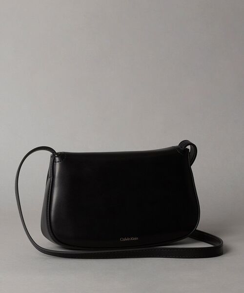 Calvin Klein（カルバン・クライン）の「クロスボディバッグ - CKフラップカメラバッグ（ボディバッグ/ウエストポーチ・レディース・ピンク/ブラック・FREE）」の6枚目の写真