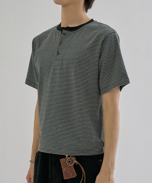 EPNK(イーピーエヌケー)の「Fine - border henly Tee / ファインボーダーヘンリーネックT(Tシャツ/カットソー・メンズ・チャコールグレー/ブルー/ブラック・SMALL/MEDIUM/LARGE)」の22枚目の写真