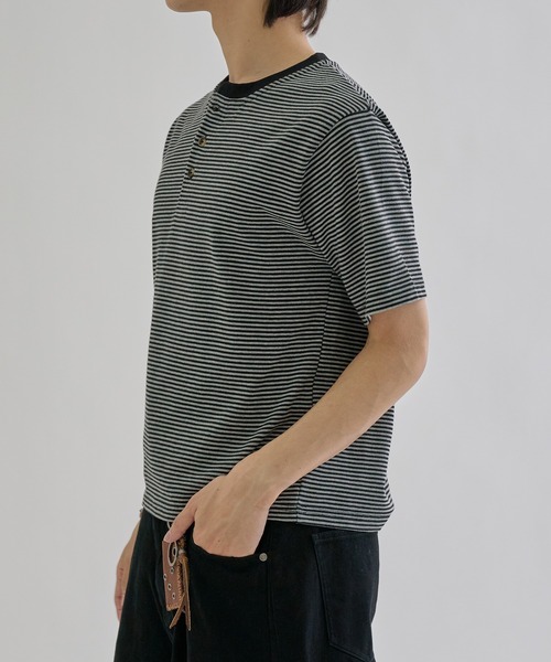 EPNK(イーピーエヌケー)の「Fine - border henly Tee / ファインボーダーヘンリーネックT(Tシャツ/カットソー・メンズ・チャコールグレー/ブルー/ブラック・SMALL/MEDIUM/LARGE)」の19枚目の写真