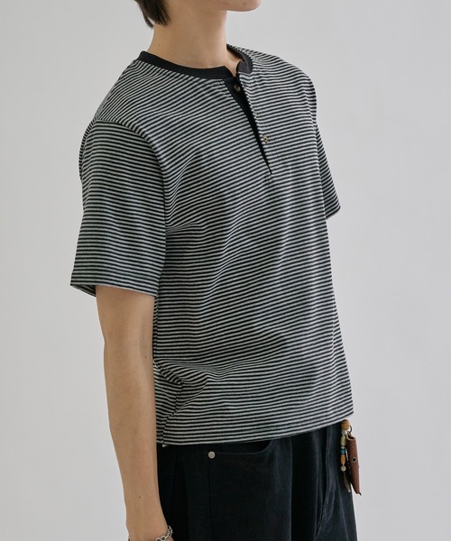 EPNK(イーピーエヌケー)の「Fine - border henly Tee / ファインボーダーヘンリーネックT(Tシャツ/カットソー・メンズ・チャコールグレー/ブルー/ブラック・SMALL/MEDIUM/LARGE)」の17枚目の写真