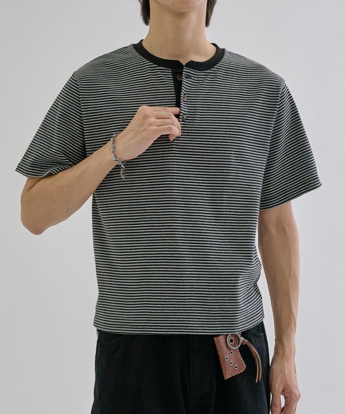 EPNK(イーピーエヌケー)の「Fine - border henly Tee / ファインボーダーヘンリーネックT(Tシャツ/カットソー・メンズ・チャコールグレー/ブルー/ブラック・SMALL/MEDIUM/LARGE)」の15枚目の写真