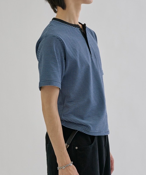 EPNK(イーピーエヌケー)の「Fine - border henly Tee / ファインボーダーヘンリーネックT(Tシャツ/カットソー・メンズ・チャコールグレー/ブルー/ブラック・SMALL/MEDIUM/LARGE)」の10枚目の写真