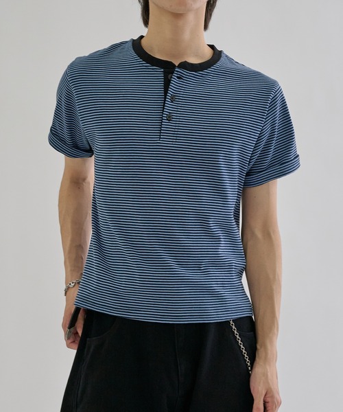 EPNK(イーピーエヌケー)の「Fine - border henly Tee / ファインボーダーヘンリーネックT(Tシャツ/カットソー・メンズ・チャコールグレー/ブルー/ブラック・SMALL/MEDIUM/LARGE)」の9枚目の写真