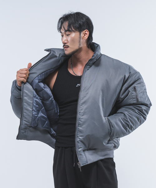 PHYSICAL GARMENTS（フィジカルガーメンツ）の「P2460 ハーフネック航空ジャンパーパディング [2 COLOR]（ダウンジャケット/コート・メンズ・グレー/ブラック・MEDIUM/LARGE）」の6枚目の写真