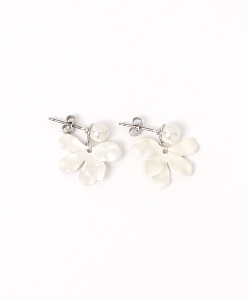 LAKOLE（ラコレ）の「ブライトエポフラワーピアス / 663508（ピアス（両耳用）・レディース・ホワイト/ベージュ/ブルー・FREE）」の2枚目の写真