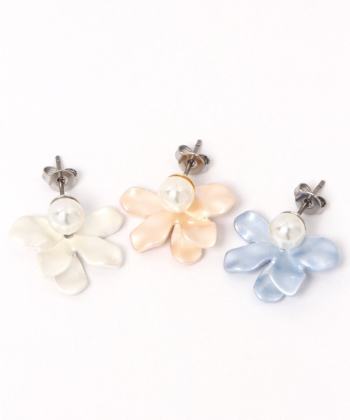 LAKOLE（ラコレ）の「ブライトエポフラワーピアス / 663508（ピアス（両耳用）・レディース・ホワイト/ベージュ/ブルー・FREE）」の5枚目の写真