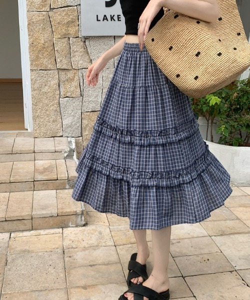 AMAJI（アマジ）の「チェック柄 フリル Aライン ミモレ丈 スカート（スカート・レディース・ネイビー・FREE）」の3枚目の写真