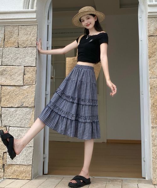 AMAJI（アマジ）の「チェック柄 フリル Aライン ミモレ丈 スカート（スカート・レディース・ネイビー・FREE）」の4枚目の写真