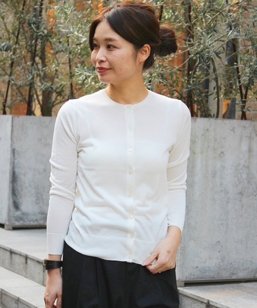 FIGARO Paris（フィガロパリ）の「シルクハイゲージ クルーネックカーディガン◆（カーディガン/ボレロ・レディース・ホワイト/ブラック/ベージュ/ブルー・FREE）」の2枚目の写真