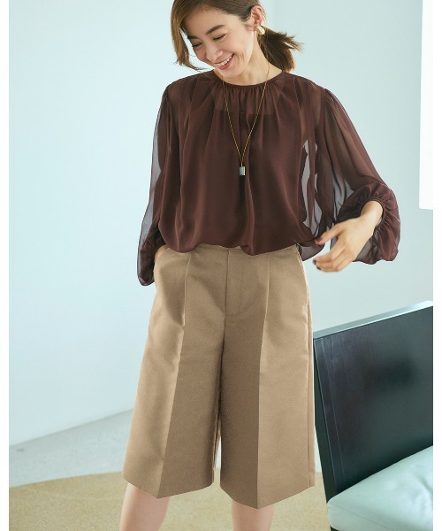 DoCLASSE( ドゥクラッセ)の「高密度ダブルクロス・タックハーフパンツ(その他パンツ・レディース・ブラック/グレイッシュベージュ・11/13/9)」の2枚目の写真