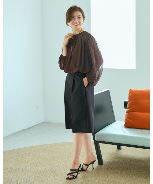DoCLASSE( ドゥクラッセ)の「高密度ダブルクロス・タックハーフパンツ(その他パンツ・レディース・ブラック/グレイッシュベージュ・11/13/9)」の1枚目の写真