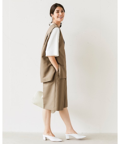 DoCLASSE( ドゥクラッセ)の「高密度ダブルクロス・タックハーフパンツ(その他パンツ・レディース・ブラック/グレイッシュベージュ・11/13/9)」の7枚目の写真