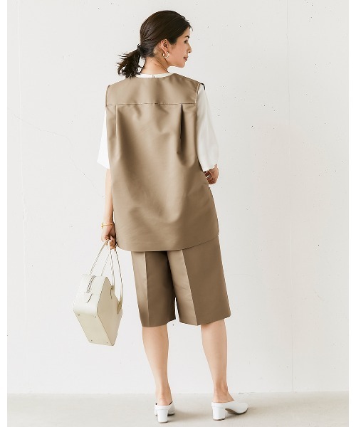 DoCLASSE( ドゥクラッセ)の「高密度ダブルクロス・タックハーフパンツ(その他パンツ・レディース・ブラック/グレイッシュベージュ・11/13/9)」の8枚目の写真