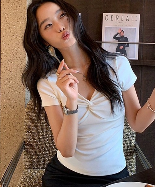 LAFFMO(ラフモ)の「パット付きフロントギャザー半袖カットソー(Tシャツ/カットソー・レディース・ブラック/レッド/ホワイト/グレー・F)」の1枚目の写真