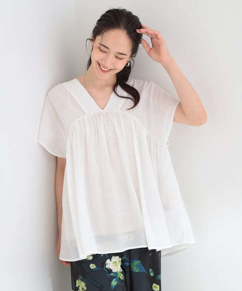 SHOO・LA・RUE(シューラルー)の「【ひんやり/UV/体型カバー】インせず着られる Vネックギャザーブラウス(シャツ/ブラウス・レディース・ライトイエロー系/ブルー/オフホワイト・02/03/01/04)」の4枚目の写真