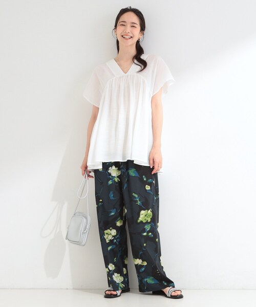 SHOO・LA・RUE(シューラルー)の「【ひんやり/UV/体型カバー】インせず着られる Vネックギャザーブラウス(シャツ/ブラウス・レディース・ライトイエロー系/ブルー/オフホワイト・02/03/01/04)」の6枚目の写真